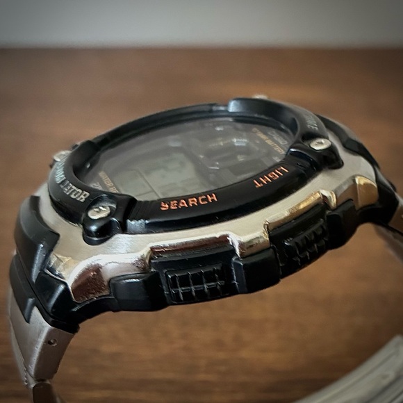 Casio AE2000W Digital Watch with Metal Band EUC - Picture 8 of 9